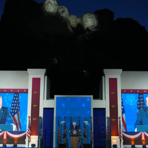 Trump celebra desde el Monte Rushmore el 250 aniversario de EEUU: «Somos la nación más libre y fuerte de la historia»