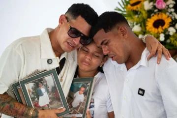 «No es nada fácil»: un venezolano despide a su madre, su esposa, dos hijas y su sobrino