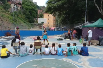 Katiuska y Josu, la pareja que lleva el circo a los niños tras los terremotos en Venezuela: «Queremos reconectarlos con su inocencia»