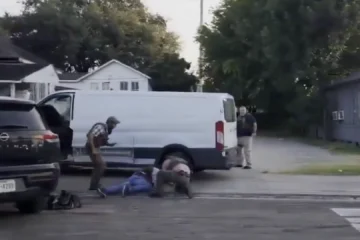 Un agente del ICE mata a un migrante mexicano durante una redada y alega «defensa propia»