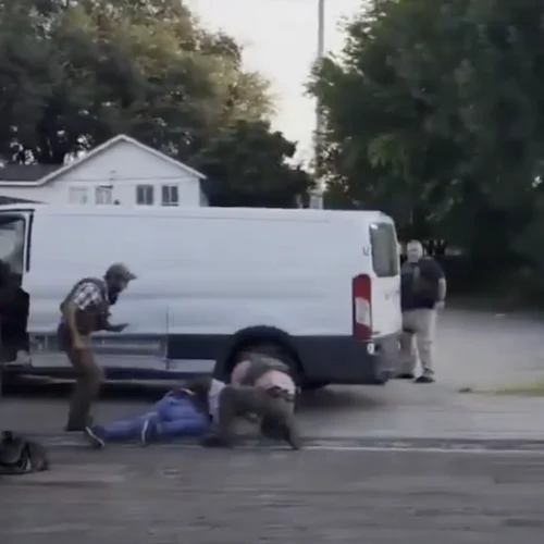 Un agente del ICE mata a un migrante mexicano durante una redada y alega «defensa propia»