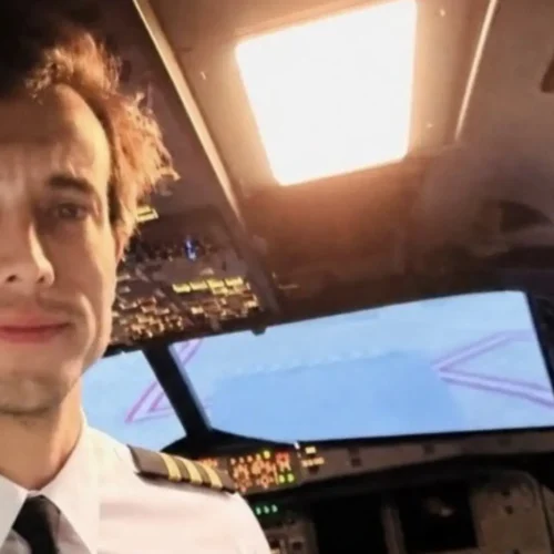 Un piloto salta al vacío en pleno vuelo y deja a una estudiante a los mandos del avión: «Ya sabes lo que tienes que hacer»