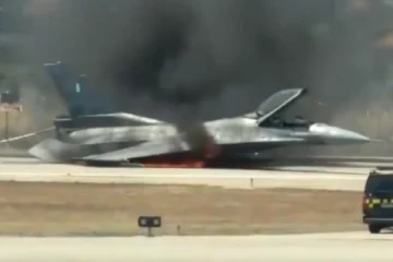 Un caza F-16 se incendia tras aterrizar de emergencia en el aeropuerto de la isla griega de Zante