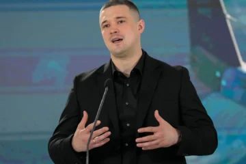 Zelenski destituye a su ministro de Defensa tras seis meses en el cargo y pese a impulsar la modernización del Ejército ucraniano