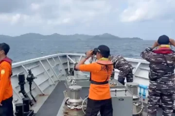 Un muerto y 24 desaparecidos tras el naufragio de un barco en Indonesia