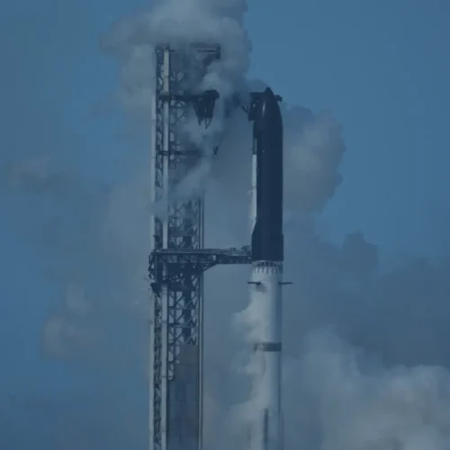 Space X aborta el decimotercer lanzamiento de prueba de su cohete Starship: «Algunos de los motores no arrancaron»