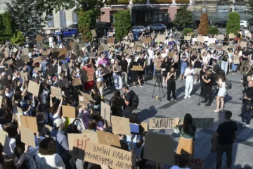 Protesta en Ucrania contra Zelenski tras la destitución del ministro de Defensa, al que ven artífice del giro en la guerra con Rusia