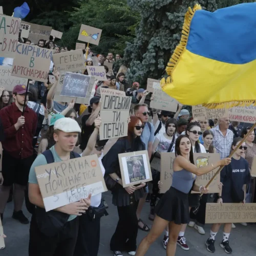 Las protestas contra Zelenski crecen en Ucrania tras destituir al ministro de Defensa Fedorov