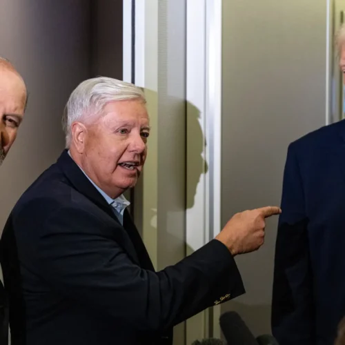 Trump pide incluir a Irán en la ley de sanciones a Rusia en honor a difunto senador Graham