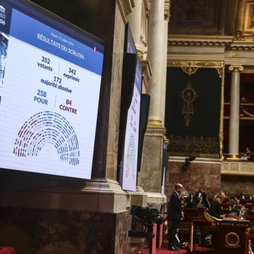 Francia aprueba la prohibición de redes sociales para menores de 15 años y abre camino en Europa
