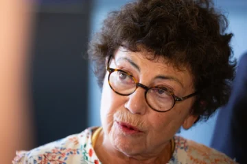 Dimite la ministra de Transición Ecológica de Francia tras aprobarse una ley que reintroduce pesticidas prohibidos en el país