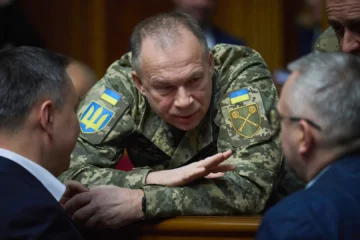 Zelenski cesa a Sirski como jefe del Ejército tras días de protestas masivas en Ucrania que exigían su destitución