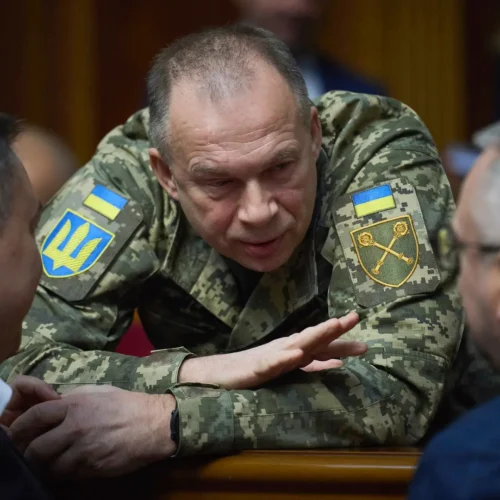 Zelenski cesa a Sirski como jefe del Ejército tras días de protestas masivas en Ucrania que exigían su destitución
