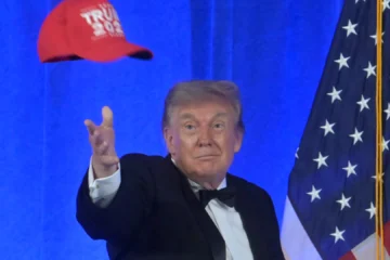Trump celebra la Cena de Corresponsales que fue suspendida tras su intento de asesinato y reivindica en ella la libertad de expresión