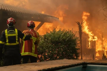 Los incendios en Francia dejan ya más de 200.000 evacuados tras calcinar un récord de 98.000 hectáreas