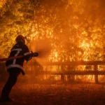 El fuego se ceba también con Francia: 42.000 hectáreas arrasadas, 220.000 desalojados, 75 heridos y las llamas a 15 km de Burdeos