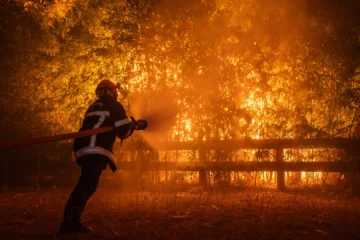 El fuego se ceba también con Francia: 42.000 hectáreas arrasadas, 250.000 desalojados, 75 heridos y las llamas a 15 km de Burdeos
