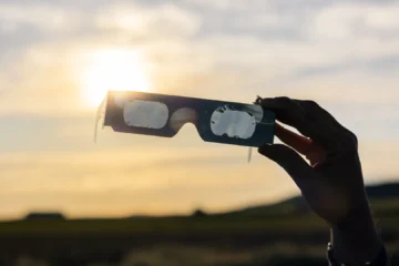 Cómo saber si tus gafas para ver el eclipse solar del 12 de agosto de 2026 están correctamente homologadas