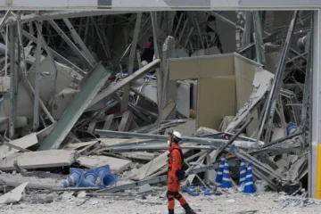 Edificios colapsados, explosiones… Las impactantes imágenes del terremoto de 7,1 que sacudió el sur de Japón