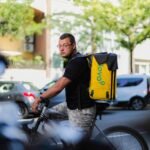 Los ‘riders’ sufren con las olas de calor: “O pierdes plata o te expones a quedarte tirado en medio de la carretera”