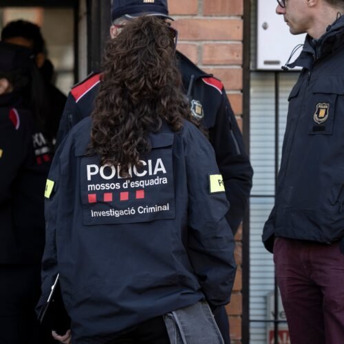 Un hombre mata a su pareja en su casa  en Barcelona y se da a la fuga