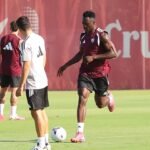Akor Adams sigue entrenando con el Sevilla FC mientras se cierra su traspaso al Venezia