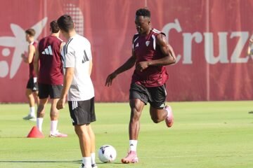 Akor Adams sigue entrenando con el Sevilla FC mientras se cierra su traspaso al Venezia