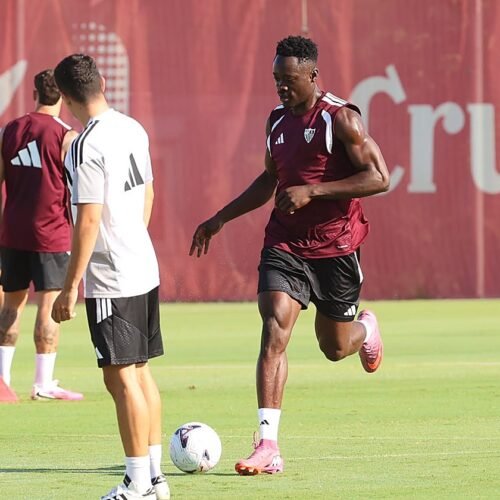 Akor Adams sigue entrenando con el Sevilla FC mientras se cierra su traspaso al Venezia