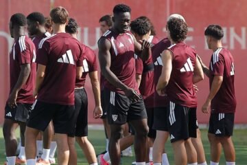 Akor Adams encadena otro entrenamiento con el Sevilla a la espera de órdenes para volar a Italia