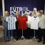 La exposición «Fútbol por la paz» muestra más de 100 camisetas históricas de selecciones nacionales