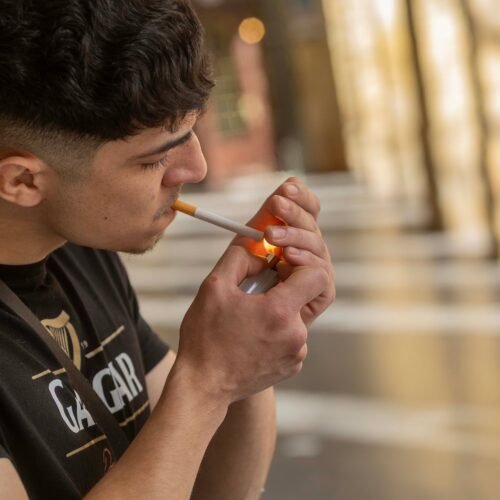 La nueva ley del tabaco prohíbe fumar a los menores y hacerlo en playas, terrazas y campus universitarios