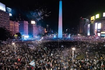 Los argentinos celebran en las calles la histórica victoria contra Inglaterra