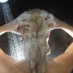 ¿Cierras el agua mientras te enjabonas en la ducha? Un estudio revela cómo debes actuar