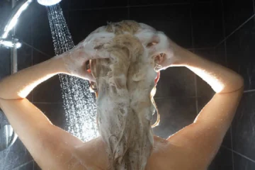 ¿Cierras el agua mientras te enjabonas en la ducha? Un estudio revela cómo debes actuar