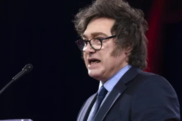 Milei firma un decreto para expulsar a extranjeros que agravien a los argentinos