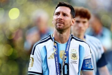 Messi, de caminar a ser invisible y acabar en un baño de lágrimas