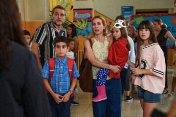 Crítica de ‘Tres de más’ (**): La maldición y la bendición de los hijos