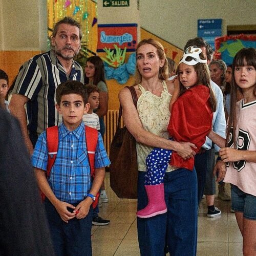 Crítica de ‘Tres de más’ (**): La maldición y la bendición de los hijos