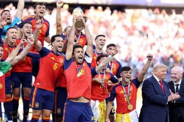 Trump la lía: helicóptero, abucheos y ‘photobomb’ con la copa