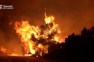 Un incendio fuera de control en Vall d’Uixò (Castellón) deja 16.000 desalojados en 15 municipios