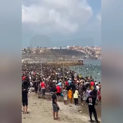 Así se ha visto la avalancha de migrantes dirigiéndose a Ceuta desde la playa de Castillejos (Marruecos)