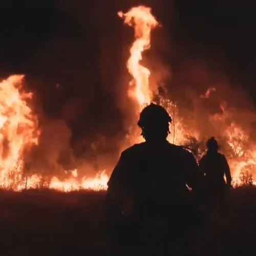 Bajada de intensidad del incendio en Madrid que afronta hoy una jornada compleja