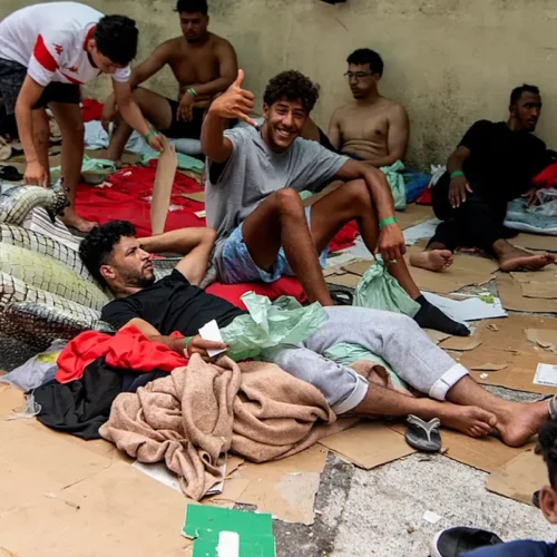 Ceuta, desbordada con más de 800 inmigrantes a las puertas del CETI tras entrar a nado