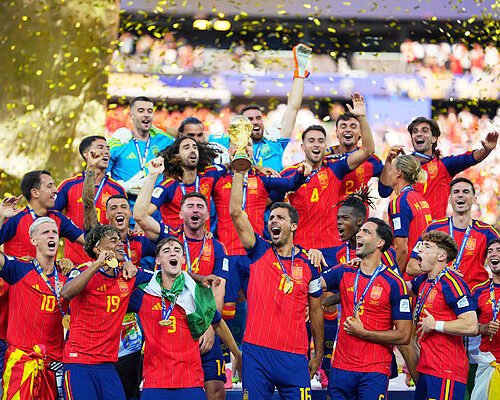 RTVE dispara el gasto en derechos con su apuesta por el fútbol y la selección y compromete más de 600 millones hasta 2032