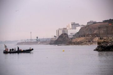 El Gobierno empieza a instalar barreras de contención en el espigón de Ceuta casi dos años después de la sentencia clave del ‘efecto llamada’