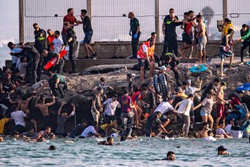 El Gobierno apunta ahora a que no tuvo «ningún tipo de información» de sus servicios de seguridad sobre la avalancha de 60.000 personas a Ceuta