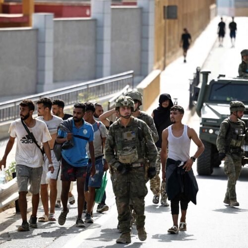 Entrada de inmigrantes a Ceuta desde Marruecos, en directo | Marruecos reconoce la entrada de 40.000 inmigrantes en Ceuta y once muertos en su territorio