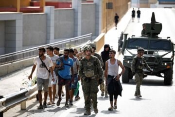 Entrada de inmigrantes a Ceuta desde Marruecos, en directo | Las barreras de contención en el espigón de Ceuta ya están plenamente operativas