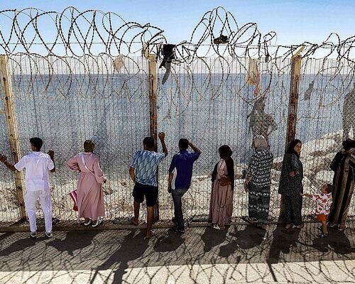 Las redes pasan de ‘efecto llamada’ a buscar desaparecidos en la crisis migratoria de Ceuta