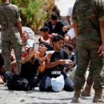 La Legión detiene y concentra a grupos de inmigrantes en Ceuta para deportarlos: «Te podría mentir, pero los llevamos a la frontera»